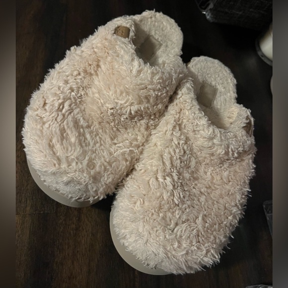 Ugg - Picture 2 of 7